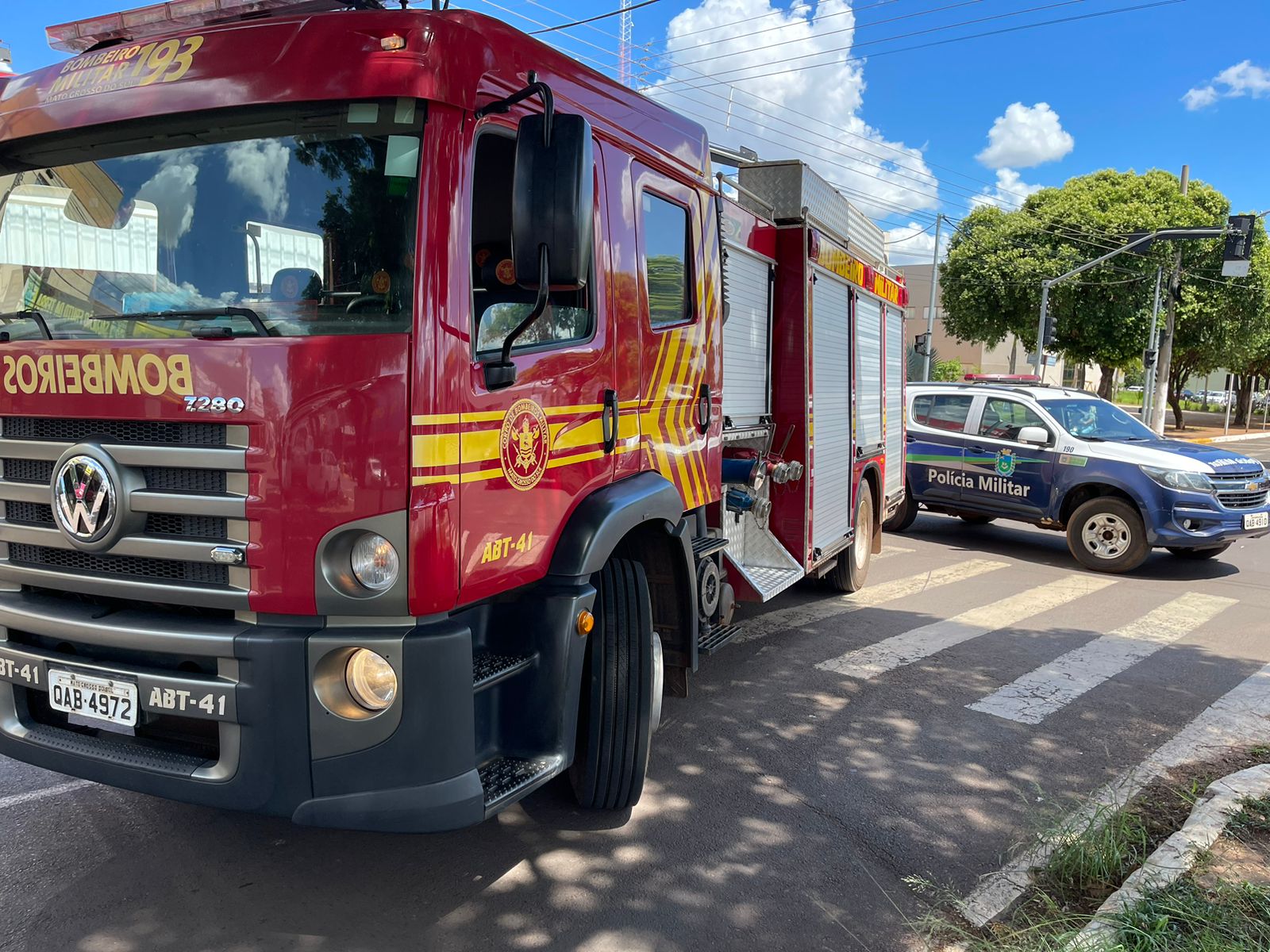 Equipes do Corpo de Bombeiros Militar e Polícia Militar no local do acidente - Foto: Jornal da Nova